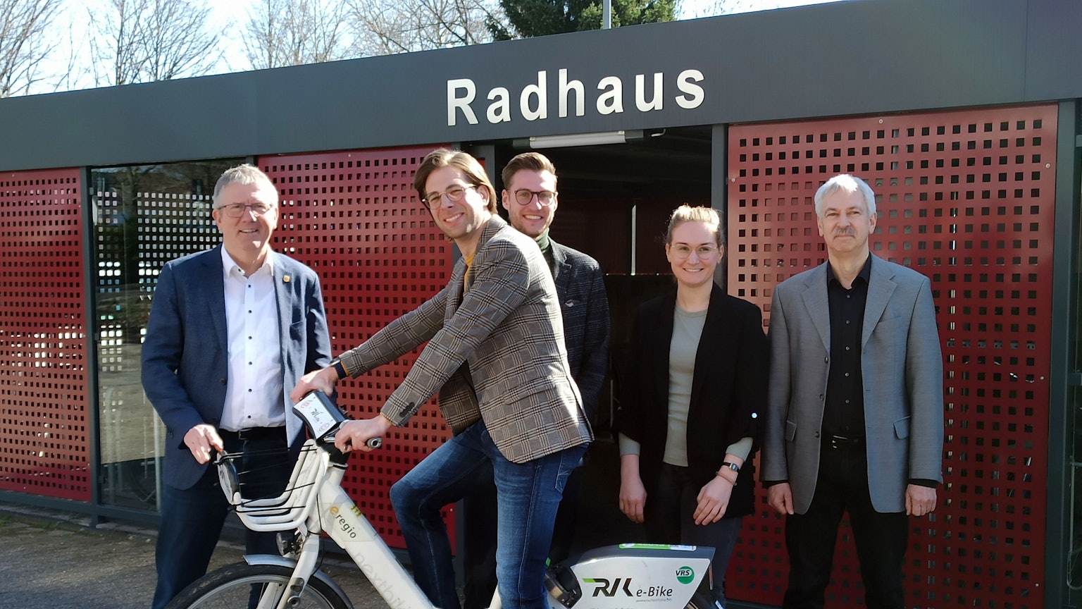 Vor dem "Radhaus" in Bornheim, einer Abstellbox für Fahrräder für die Rathaus-Bediensteten und Ratsmitglieder, warben für das Integrierte Mobilitätskonzept (von links): Bürgermeister Christoph Becker, der städtische Mobilitätsmanager Maximilian Probierz, Dennis Jaquet, Lisa Klopf (Büro Planersocietät) und Planungsamtsleiter Andreas Erll. Foto: Frank Engel-Strebel