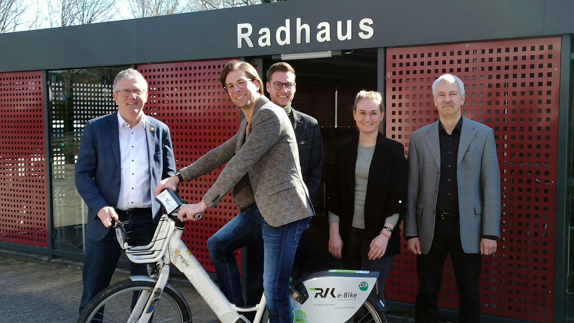 Vor dem "Radhaus" in Bornheim, einer Abstellbox für Fahrräder für die Rathaus-Bediensteten und Ratsmitglieder, warben für das Integrierte Mobilitätskonzept (von links): Bürgermeister Christoph Becker, der städtische Mobilitätsmanager Maximilian Probierz, Dennis Jaquet, Lisa Klopf (Büro Planersocietät) und Planungsamtsleiter Andreas Erll. Foto: Frank Engel-Strebel