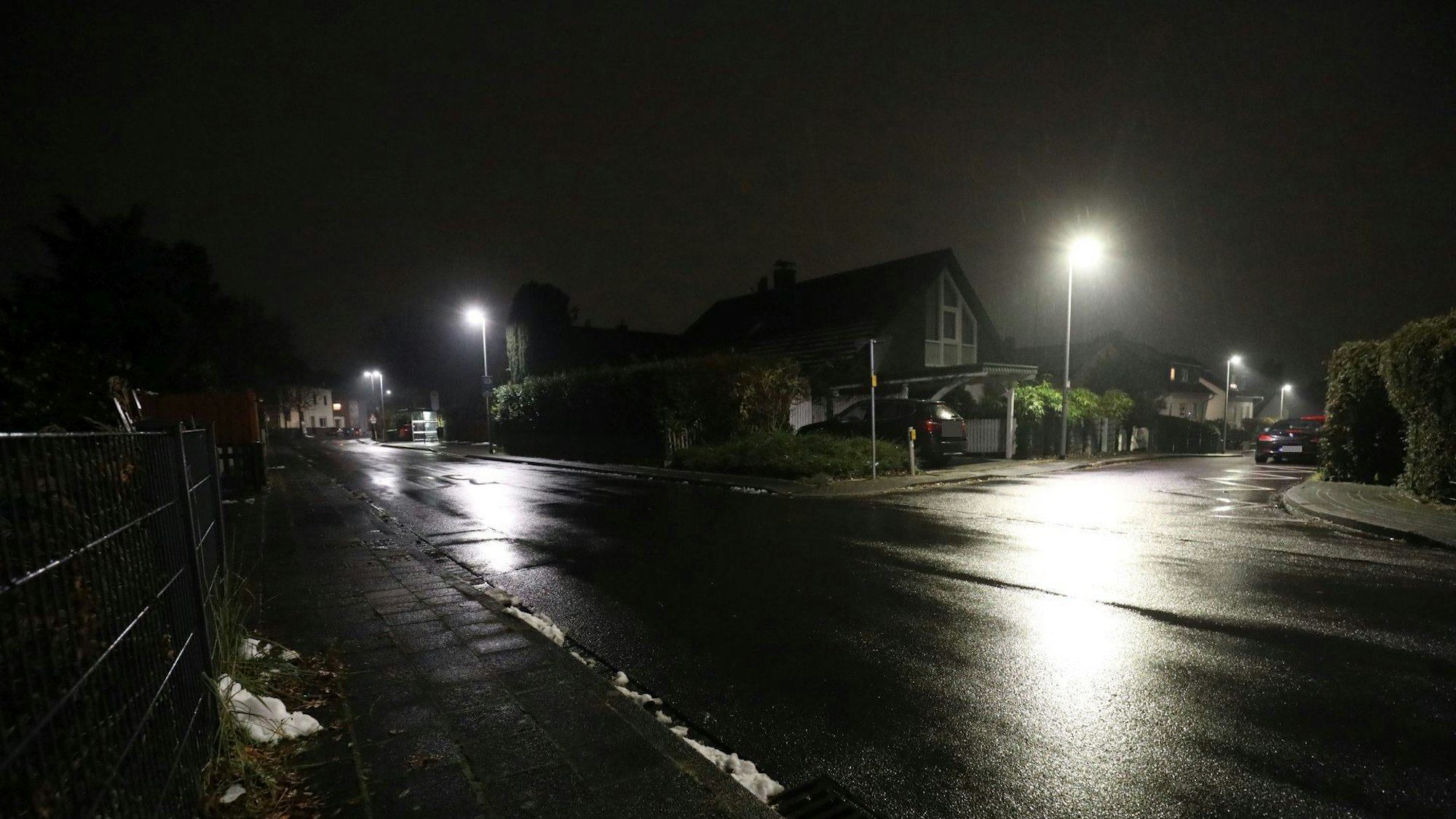 Eine dunkle Straße in Königswinter.