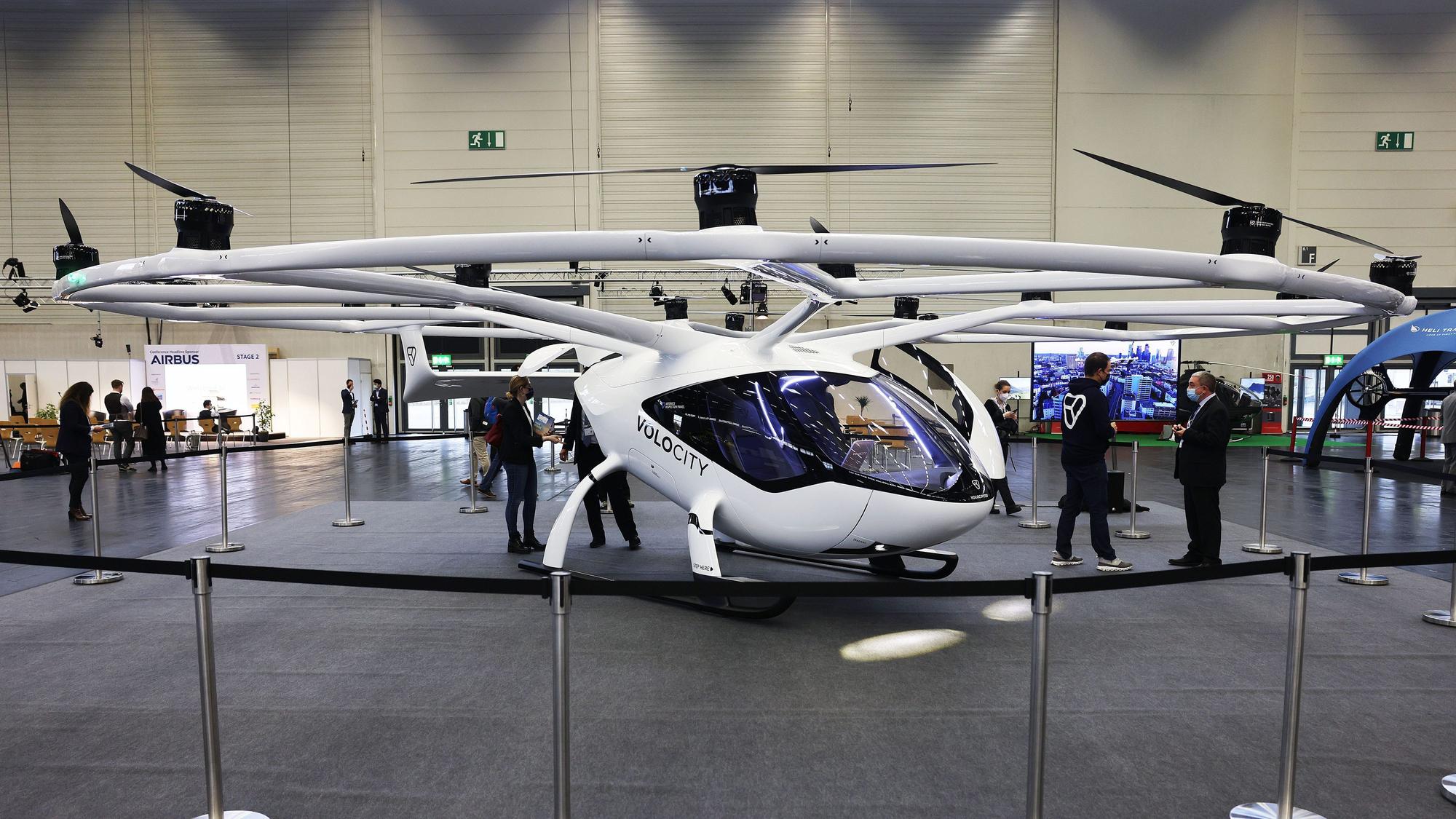Das elektrische Lufttaxi Volocopter des Herstellers Volocity steht in der Messehalle.