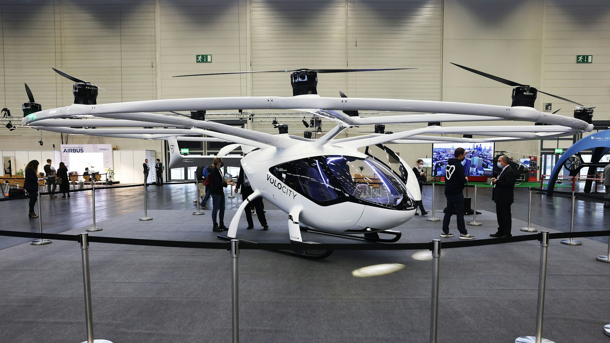 Das elektrische Lufttaxi Volocopter des Herstellers Volocity steht in der Messehalle.