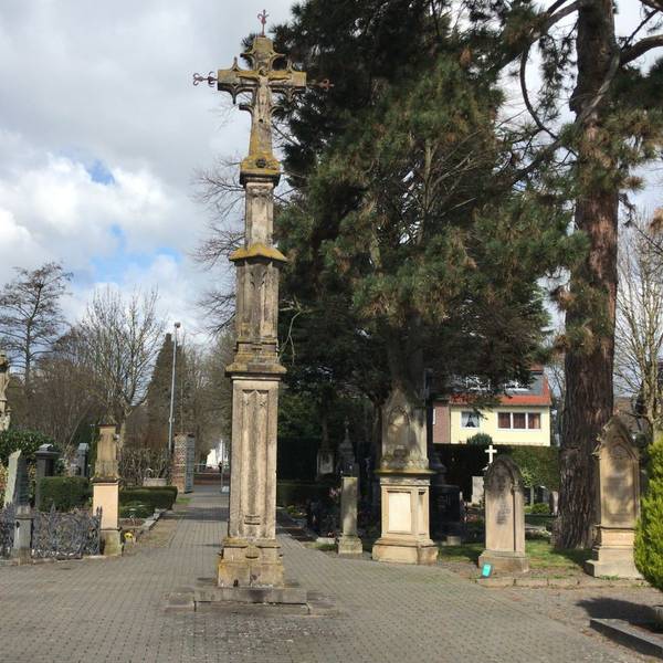 Das denkmalgeschützte Holzkreuz mit Kruzifixus an der Kaiser-Otto-Straße zum Brauweiler Friedhof.