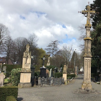 Das denkmalgeschützte Holzkreuz mit Kruzifixus an der Kaiser-Otto-Straße zum Brauweiler Friedhof.