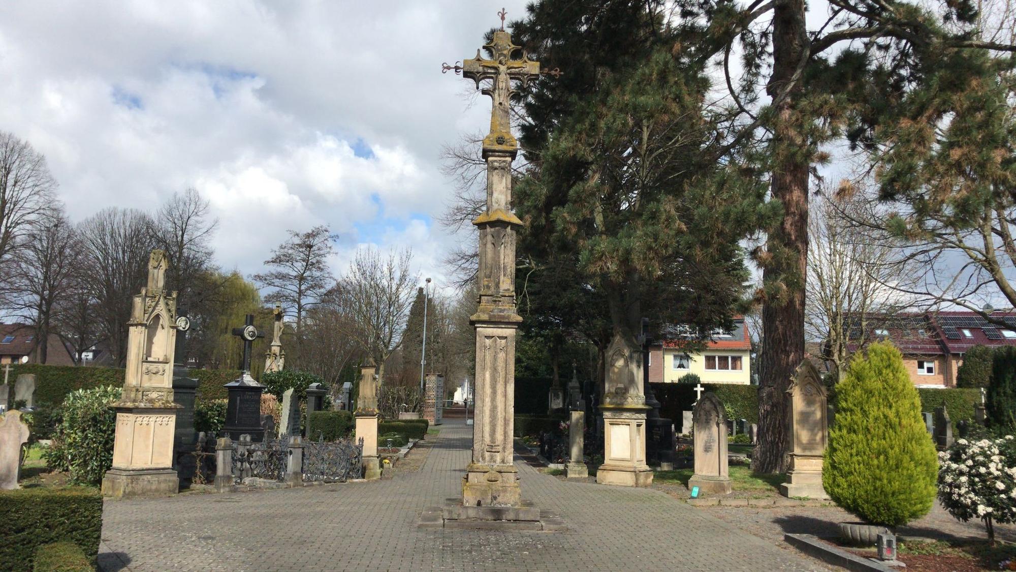 Das denkmalgeschützte Holzkreuz mit Kruzifixus an der Kaiser-Otto-Straße zum Brauweiler Friedhof.