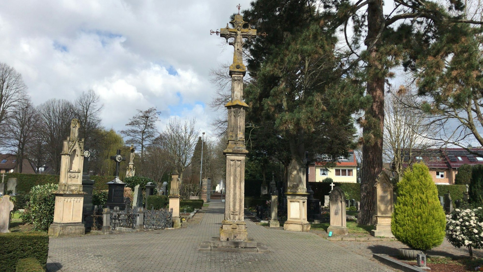 Das denkmalgeschützte Holzkreuz mit Kruzifixus  an der Kaiser-Otto-Straße zum Brauweiler Friedhof.