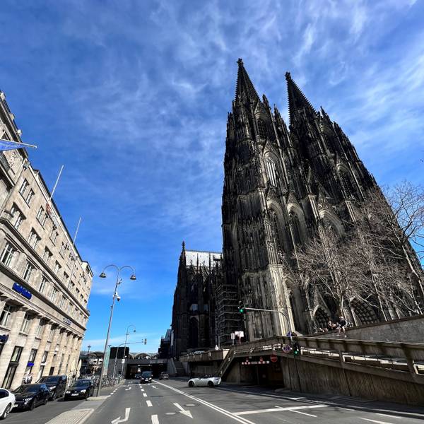 Auf der Trankgasse stehen vereinzelte Autos und an der Seite ist ein Teil des Doms zu sehen.