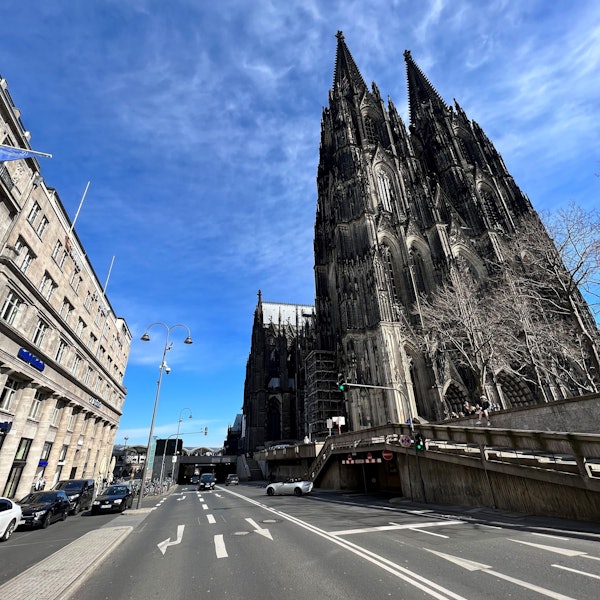 Auf der Trankgasse stehen vereinzelte Autos und an der Seite ist ein Teil des Doms zu sehen.