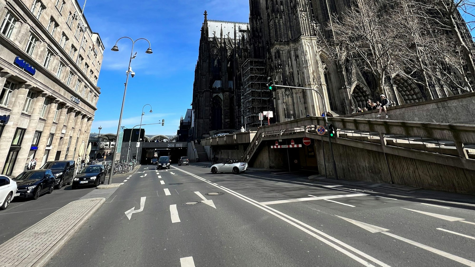 Auf der Trankgasse stehen vereinzelte Autos und an der Seite ist ein Teil des Doms zu sehen.