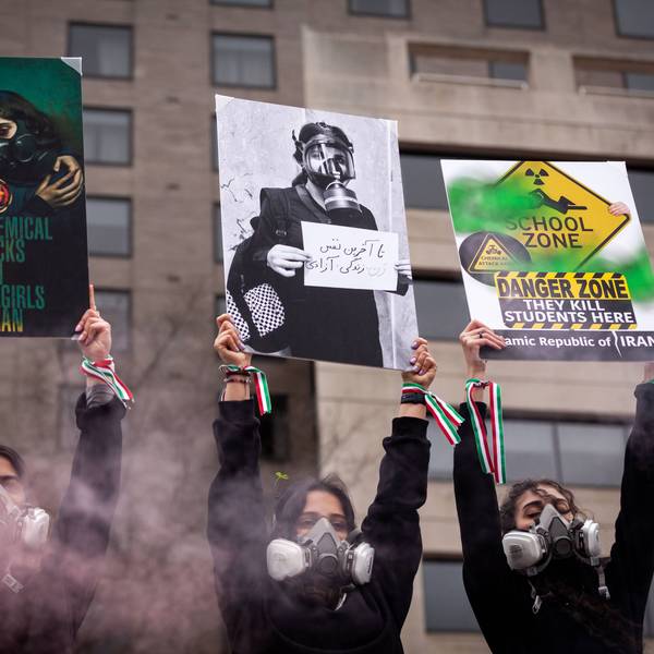 Frauen protestieren beim „Global Womens March“ in Washington, D.C., gegen die Giftgasangriffe auf Schulmädchen im Iran.
