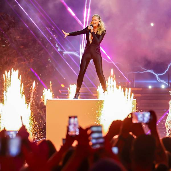 Helene Fischer steht auf der Bühne.