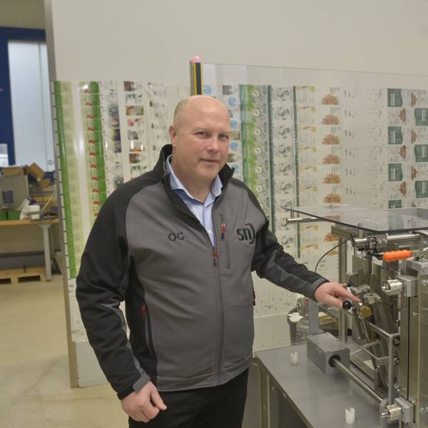 Wipperfürther Olaf Clemens, Geschäftsführer SN Maschinenbau, steht an einer Maschine in einer Werkstatt.