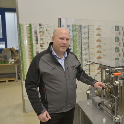 Wipperfürther Olaf Clemens, Geschäftsführer SN Maschinenbau, steht an einer Maschine in einer Werkstatt.