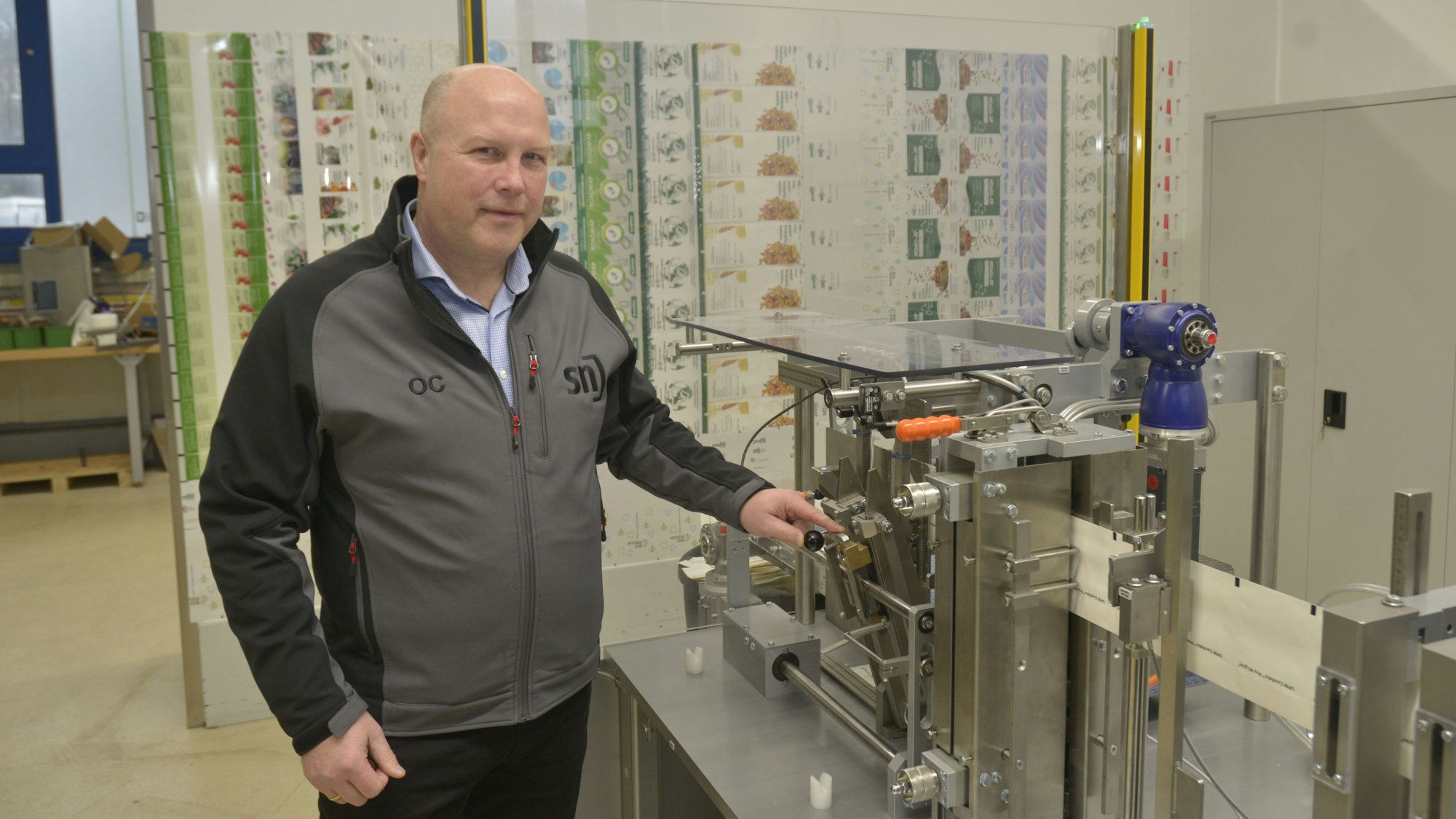 Wipperfürther Olaf Clemens, Geschäftsführer SN Maschinenbau, steht an einer Maschine in einer Werkstatt.