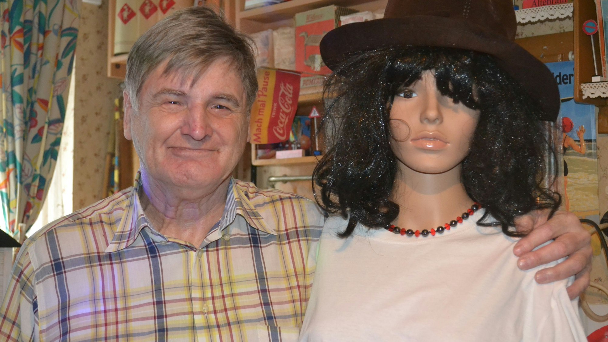 Hans Strobl neben einer Puppe mit Perücke.