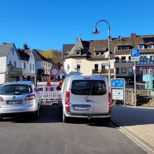 Das Foto zeigt zwei Autos vor der gesperrten Brücke am Markt in Schleiden.