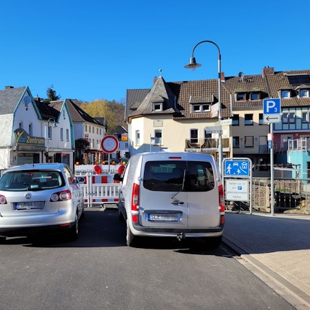 Das Foto zeigt zwei Autos vor der gesperrten Brücke am Markt in Schleiden.