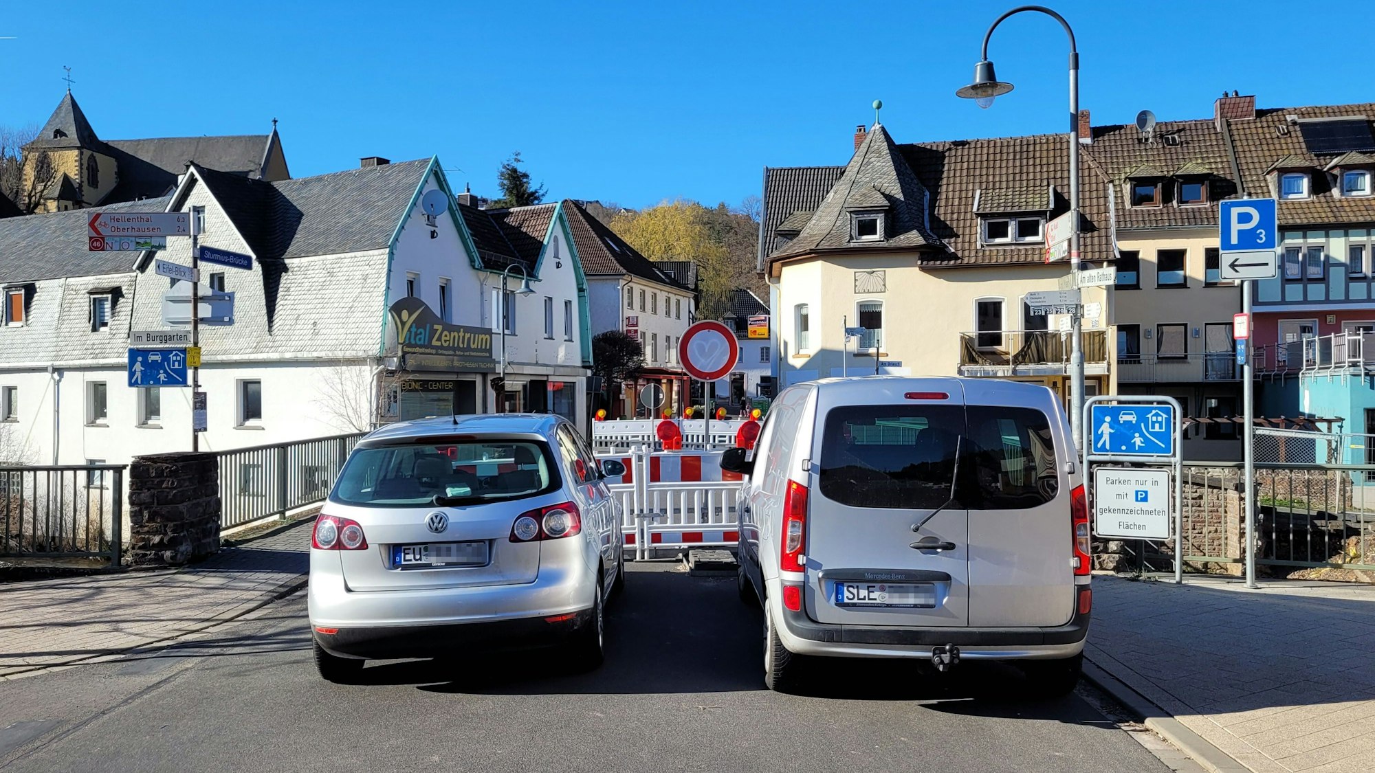 Das Foto zeigt zwei Autos vor der gesperrten Brücke am Markt in Schleiden.