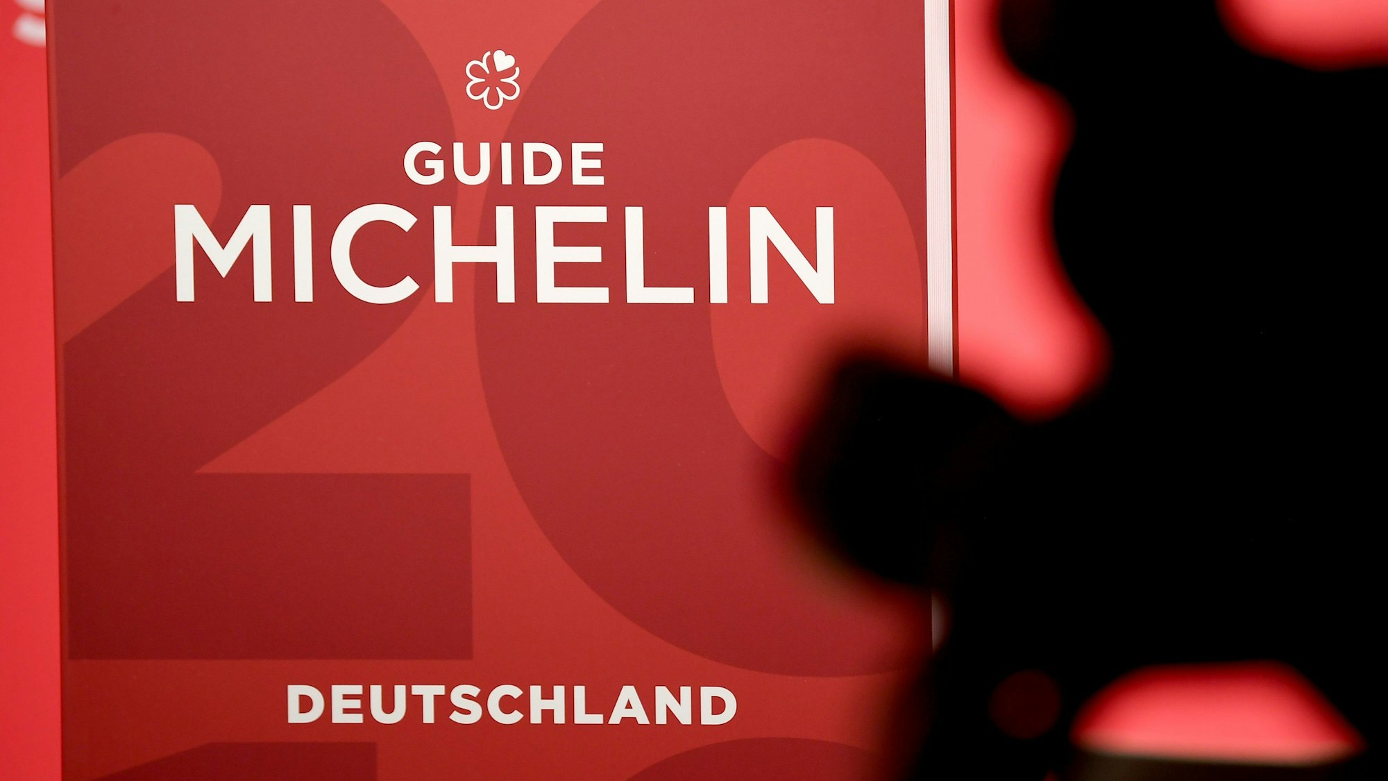 Der Guide Michelin für Deutschland wird am Rande der Verleihung der Sterne gezeigt.
