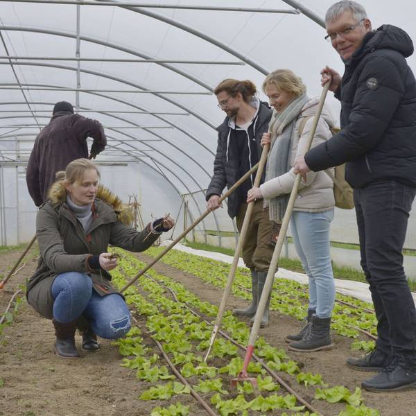Wipperfürth, Kremershof, 1-Euro-Kraft Sascha Hilbig erhält Arbeitsvertrag. Gerhard Kürten, Sabine Buchheim, Patrick Beyer, Kamila Andrys und Sascha Hilbig (v.r.)