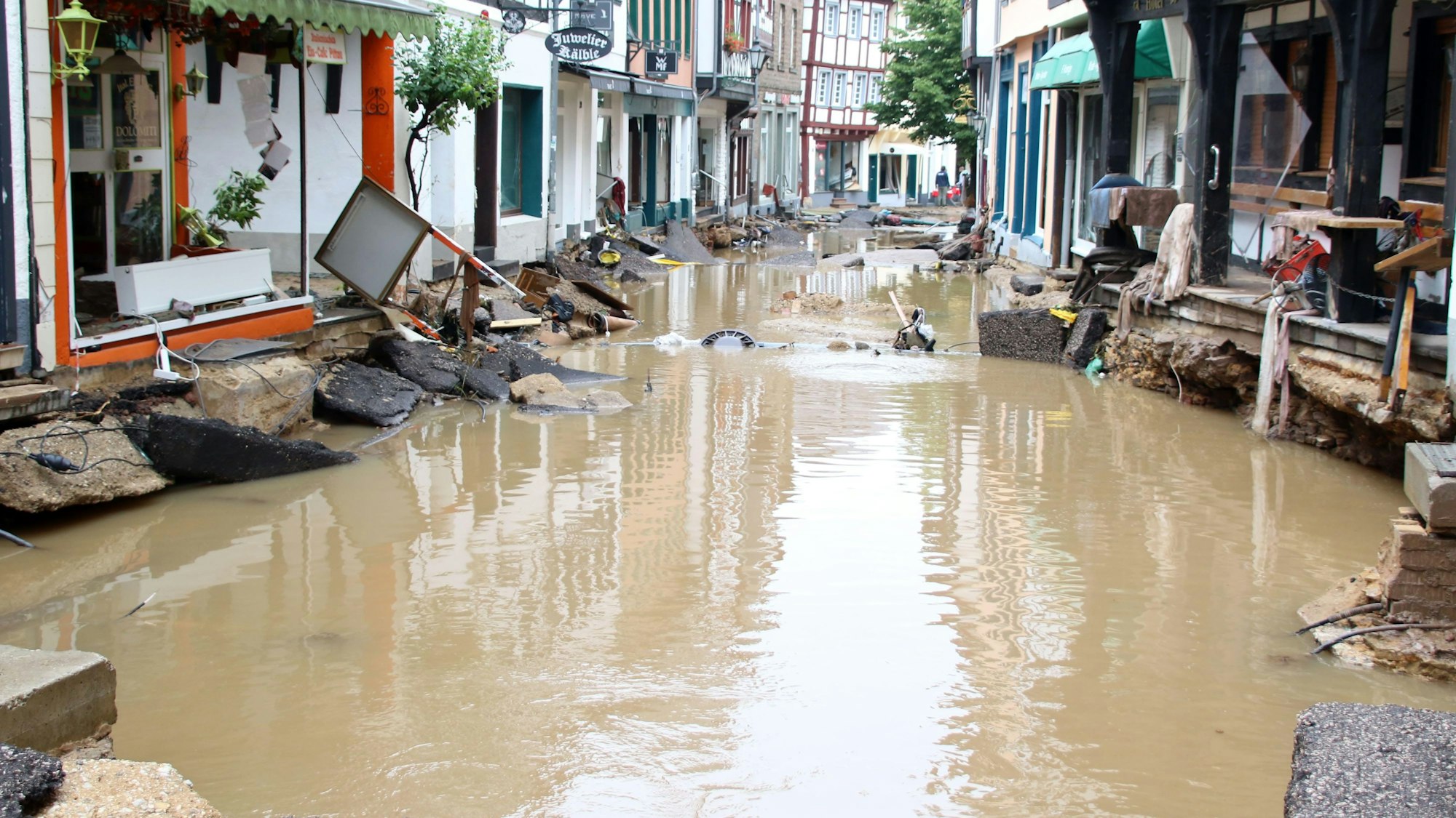 Das Bild zeigt die total zerstörte Orchheimer Straße in Bad Münstereifel.