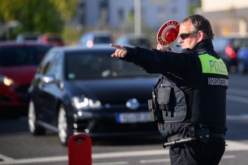 Ein Polizeibeamter stoppt ein Auto