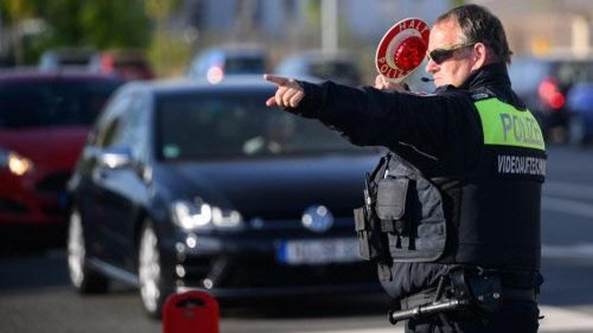 Ein Polizeibeamter stoppt ein Auto