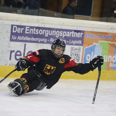 Zu sehen ist ein Para-Eishockey-Spieler auf dem Eis.