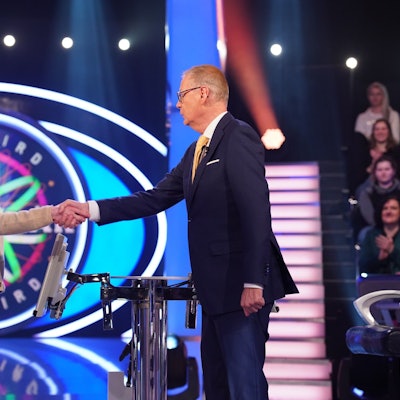 Achtung! Sperrfrist für alle Medien bis Mo., 03.04.2023., 23:20 Uhr!
Moderator Günther Jauch mit Isabel Neumerkel aus Halle
Die Verwendung des sendungsbezogenen Materials ist nur mit dem Hinweis und Verlinkung auf RTL+ gestattet.