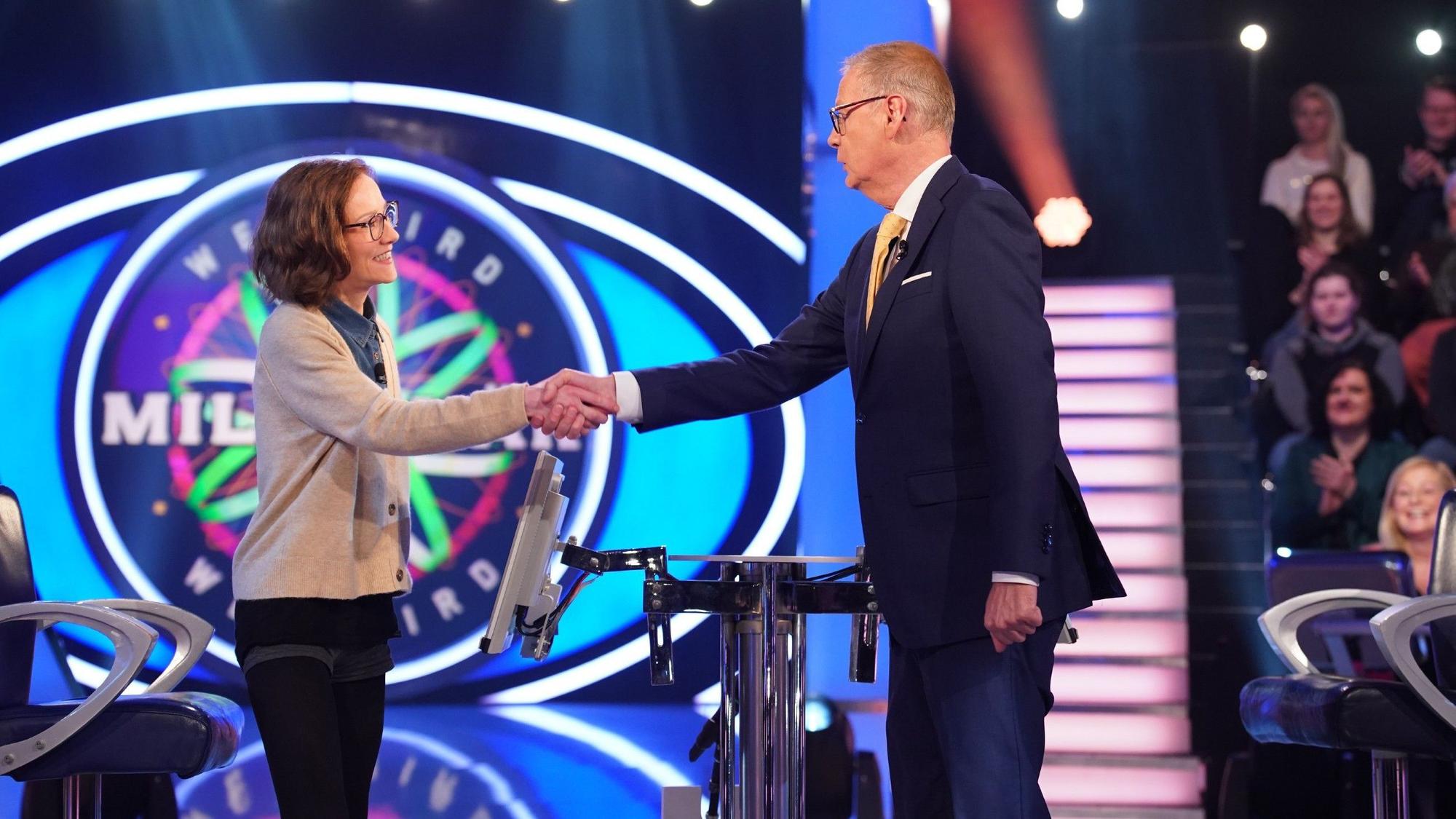 Achtung! Sperrfrist für alle Medien bis Mo., 03.04.2023., 23:20 Uhr!
Moderator Günther Jauch mit Isabel Neumerkel aus Halle
Die Verwendung des sendungsbezogenen Materials ist nur mit dem Hinweis und Verlinkung auf RTL+ gestattet.