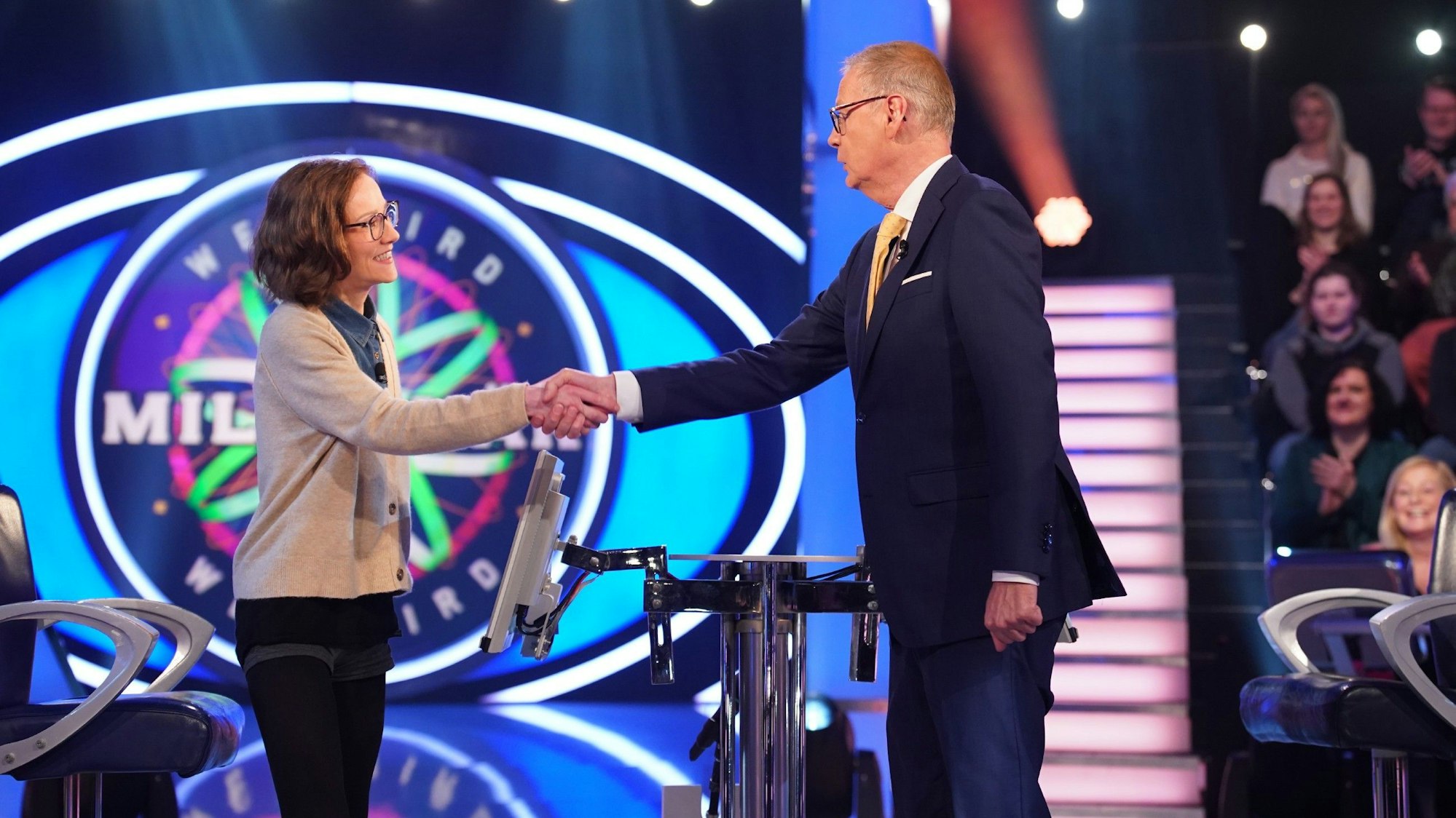 Achtung! Sperrfrist für alle Medien bis Mo., 03.04.2023., 23:20 Uhr!
Moderator Günther Jauch mit Isabel Neumerkel aus Halle
Die Verwendung des sendungsbezogenen Materials ist nur mit dem Hinweis und Verlinkung auf RTL+ gestattet.