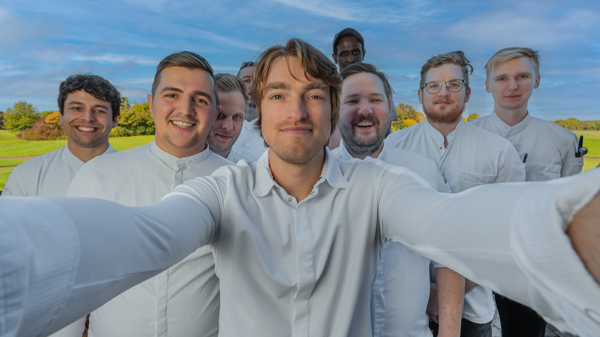 Auf dem Foto ist Küchenchef Torben Schuster mit seinem Team von Gut Lärchenhof zu sehen.