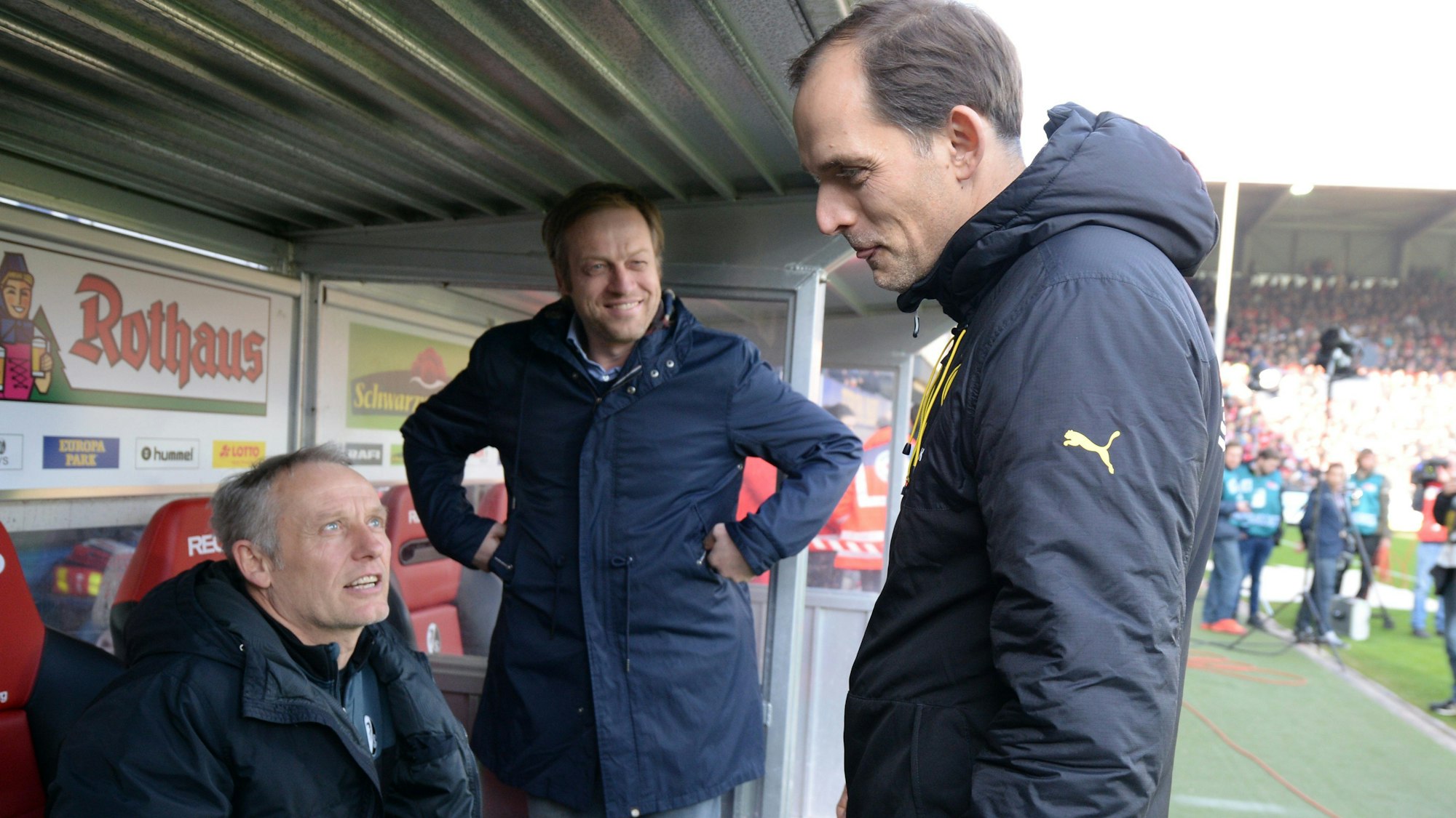 Trainer Christian Streich und Sportdirektor Klemens Hartenbach von Freiburh sprechen vor dem Spiel mit Trainer Thomas Tuchel von Dortmund (l-r). Streich und Tuchel treffen nun im Pokal aufeinander.