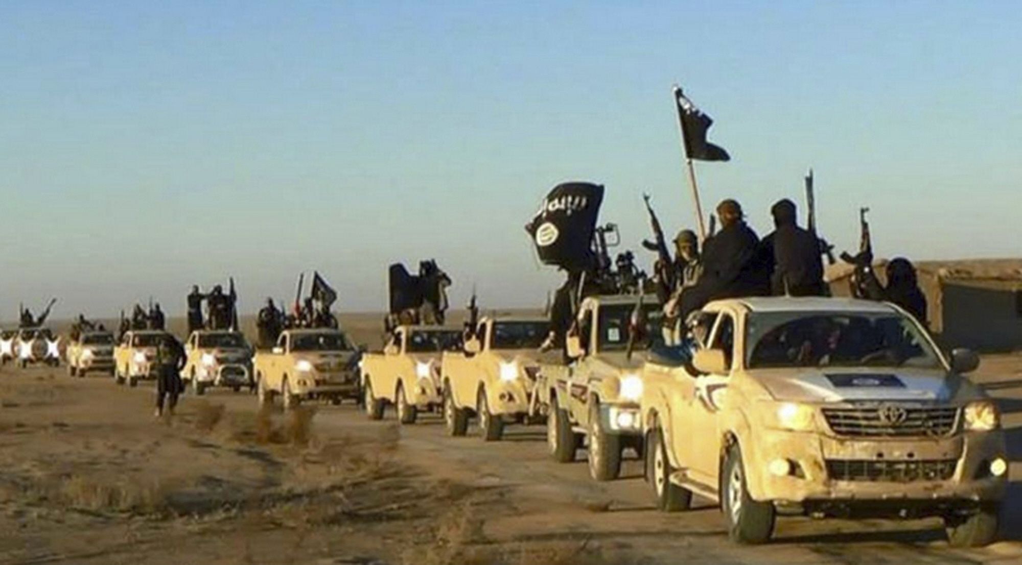 Ein Fahrzeugkonvoi mit Mitgliedern der Terrormiliz Islamischer Staat (IS), auf dem Weg von Al-Rakka (Syrien) in den Irak.