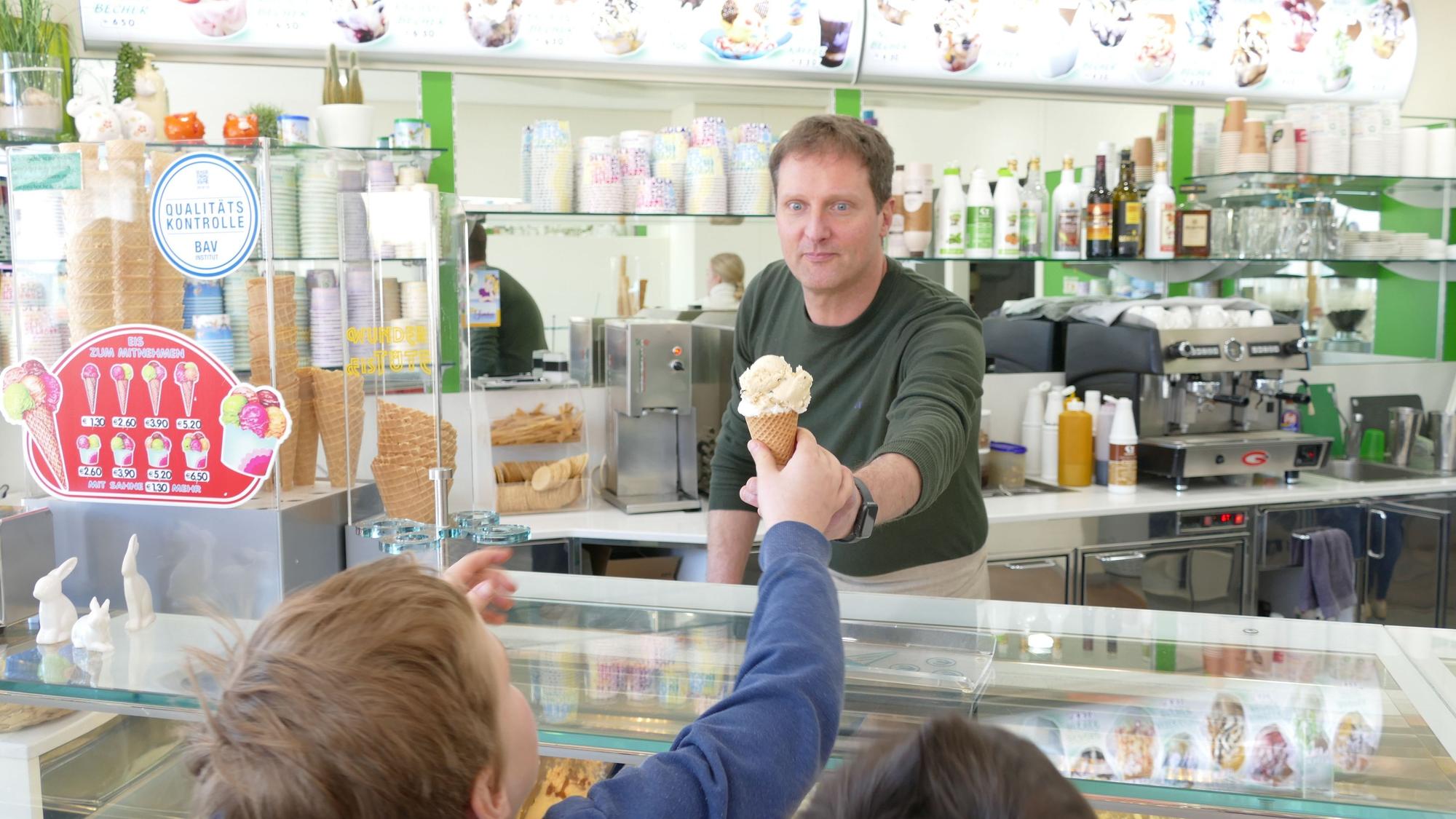 Eisdielen im Rhein-Sieg-Kreis
Francesco Provvedi in seinem Eiscafé "Panciera" in Neunkirchen.