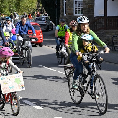 Kinder und Erwachsene auf der Veranstaltung „Kidical Mass“ in Rösrath.