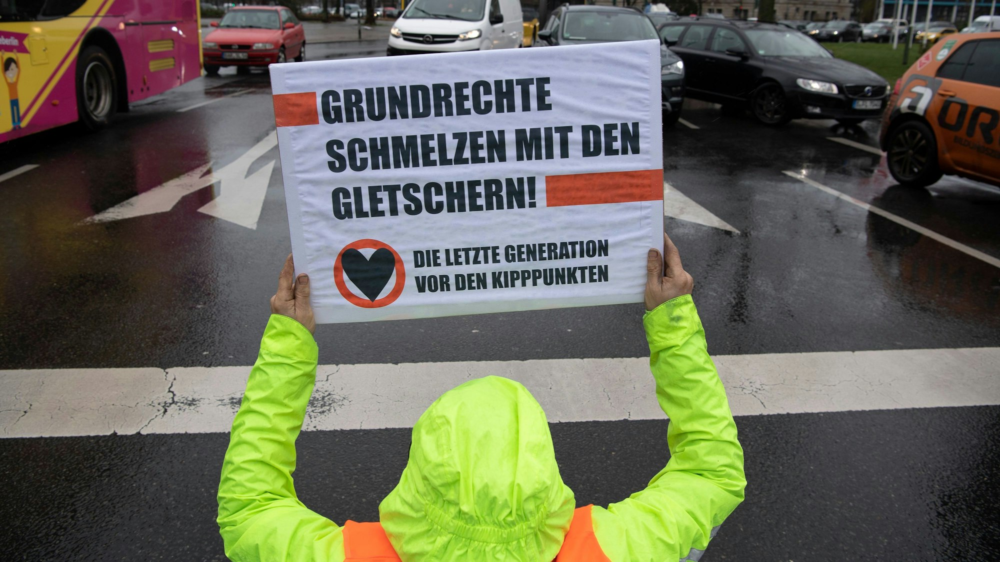 Mitglieder der Gruppe Letzte Generation blockieren mit einer Sitzblockade auf der Straße. (Symbolbild)