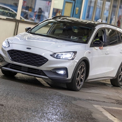 Bei der Vorführung der selbstfahrenden Elektroautos saß aus Sicherheitsgründen immer noch ein Mensch hinterm Steuer.