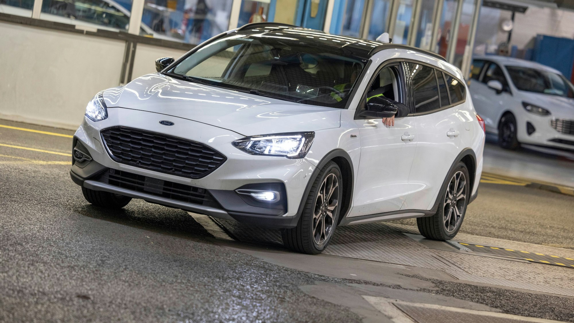 Bei der Vorführung der selbstfahrenden Elektroautos saß aus Sicherheitsgründen immer noch ein Mensch hinterm Steuer.