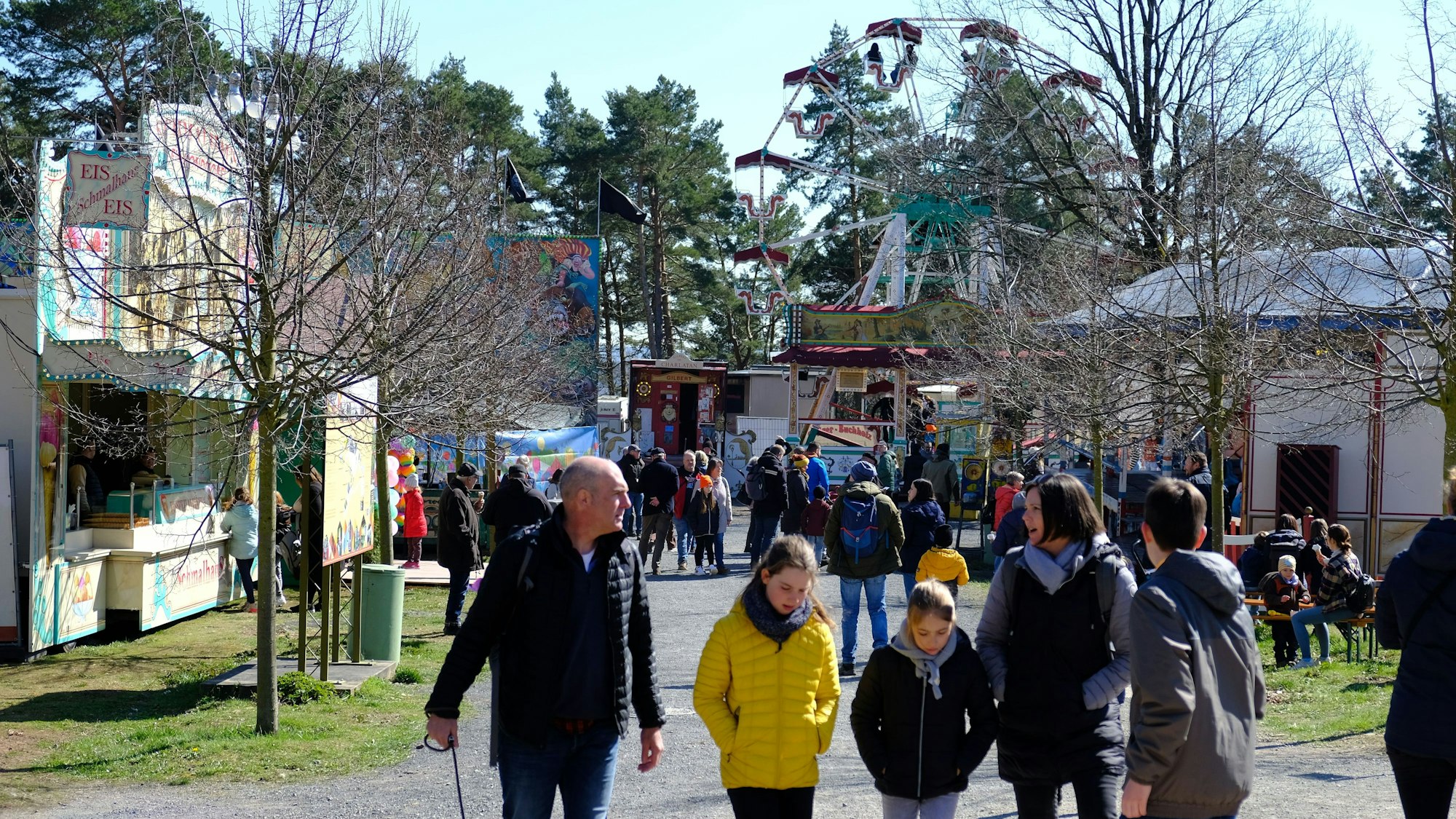 Besucher beim Jahrmarkt anno dazumal im Freilichtmuseum Kommern.