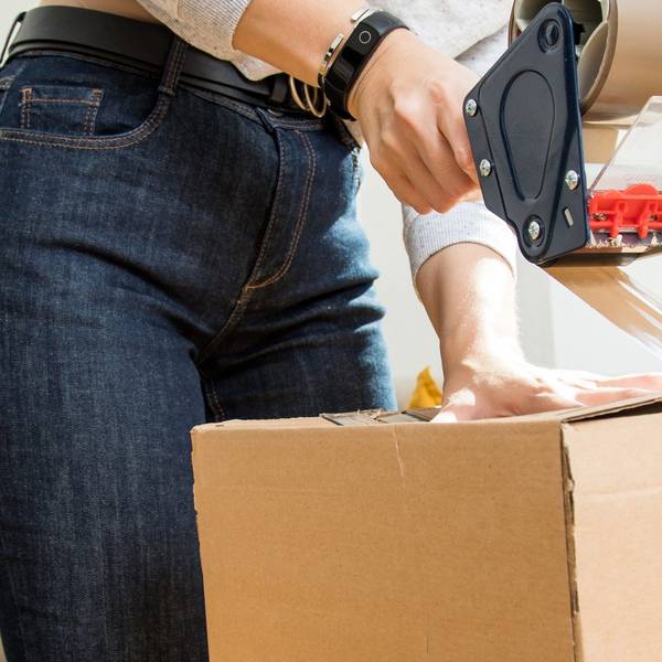 Ein Paket wird zugeklebt.