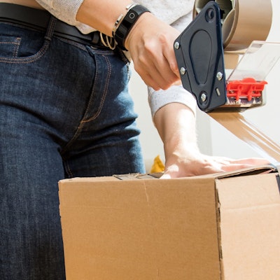 Ein Paket wird zugeklebt.