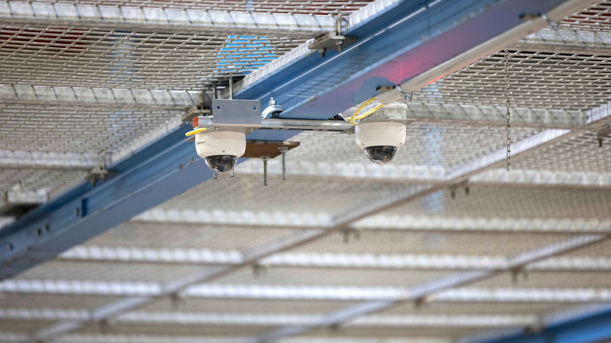 An der Decke der Werkshalle sind Kameras montiert.