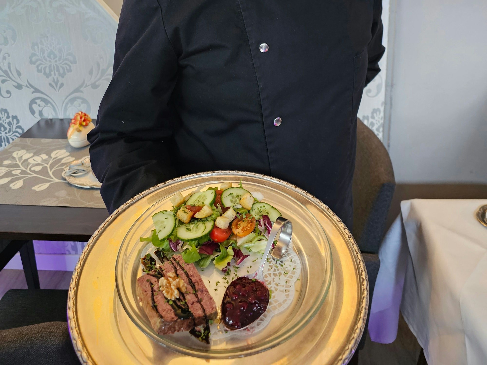 Ait Doua stellt in der Balthasar-Neumann-Speiserei eine mit Armagnac verfeinerte Rehpastete an Frühlingssalat vor.