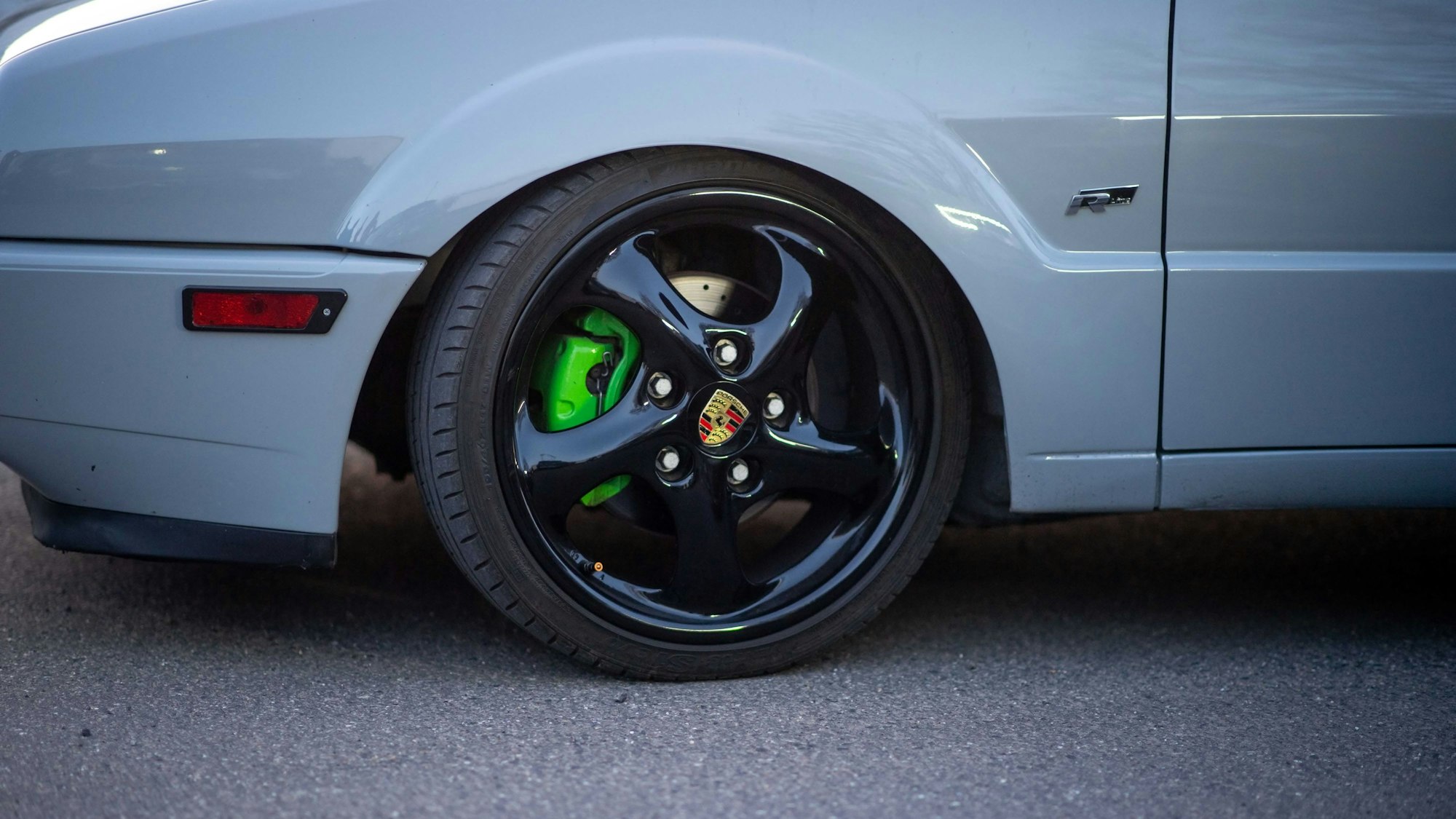 Die Autos liegen deutlich tiefer als das Niveau der Besitzer. Zwischen Radkasten und Reifen ist eigentlich kein Platz.