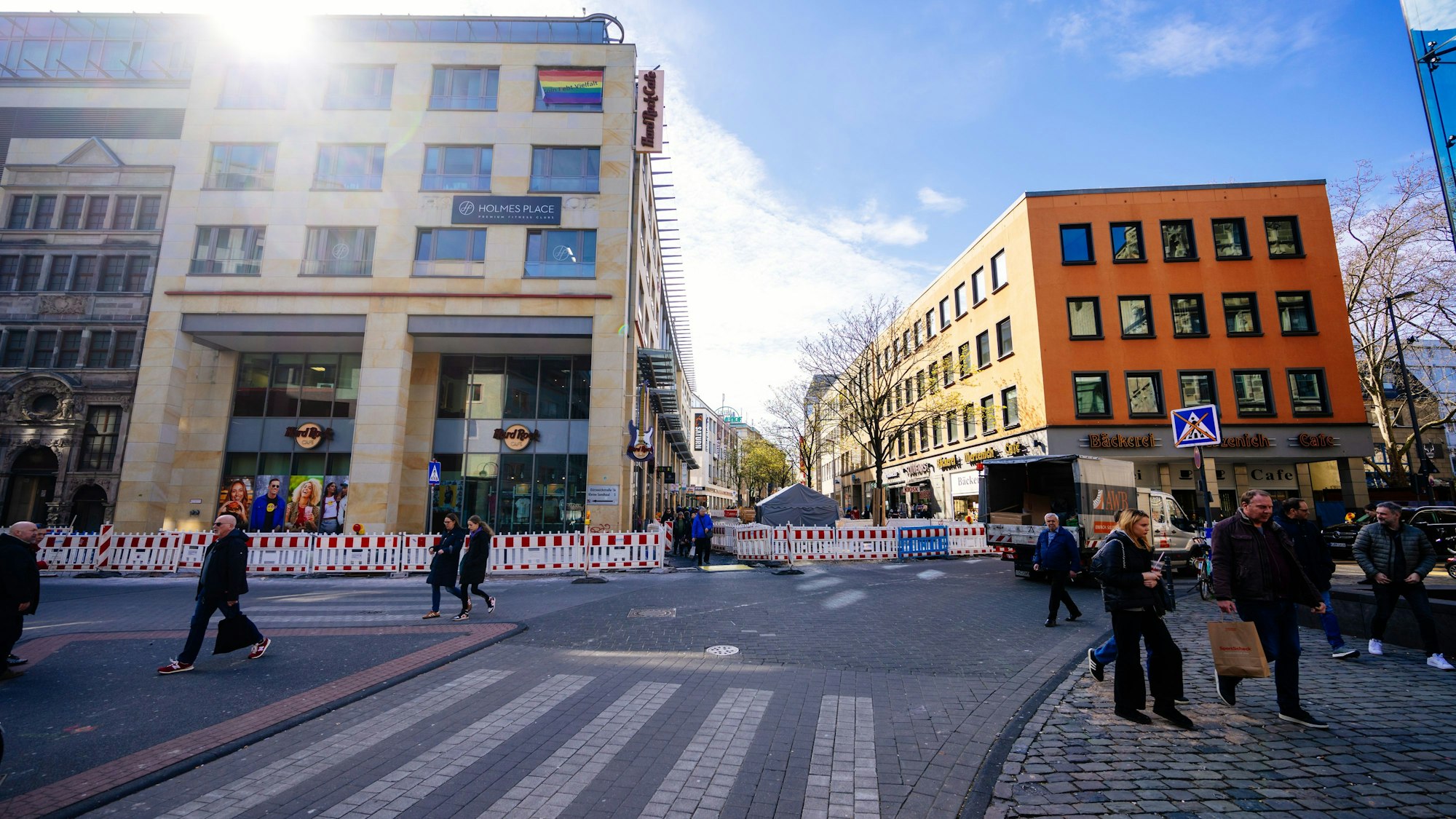 Eine Baustellenabsperrung in der Kölner Altstadt.