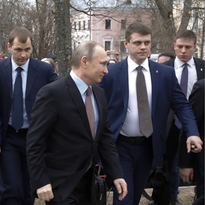 Kremlchef Wladimir Putin umringt von Personenschützern bei einem Termin in Novgorod. Ein Mitglied des FSO hat nun über den Kremlchef ausgepackt – und ihn als „paranoid“ beschrieben. (Archivbild)