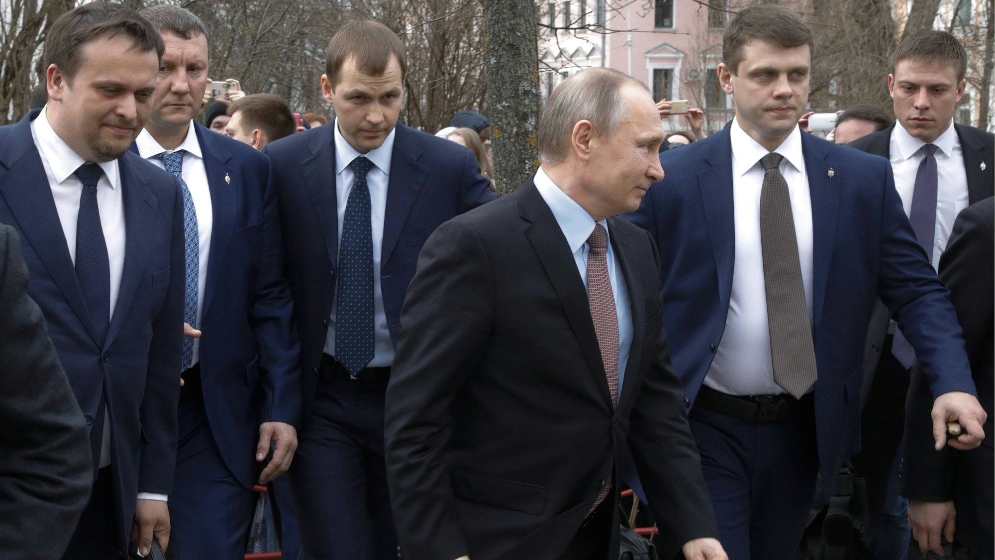 Kremlchef Wladimir Putin umringt von Personenschützern bei einem Termin in Novgorod. Ein Mitglied des FSO hat nun über den Kremlchef ausgepackt – und ihn als „paranoid“ beschrieben. (Archivbild)