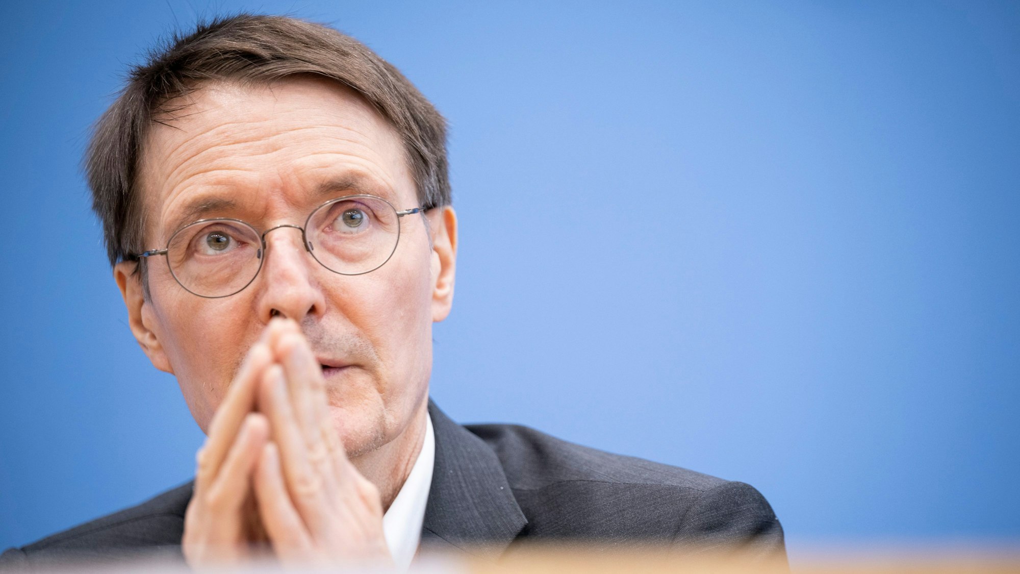 Karl Lauterbach (SPD), Bundesgesundheitsminister, spricht auf der Pressekonferenz zum Thema Arzneimittel-Lieferengpässe.