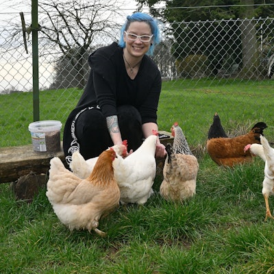 Pia Rompf inmitten ihrer Hühner.