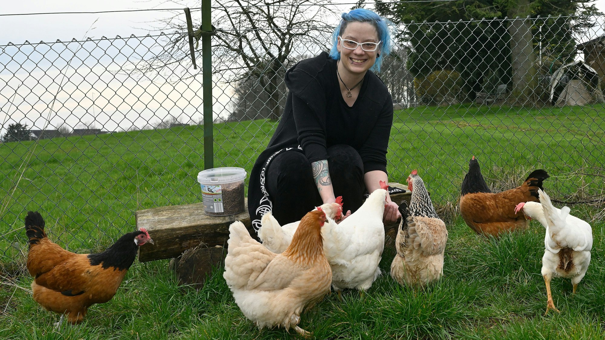 Pia Rompf inmitten ihrer Hühner.